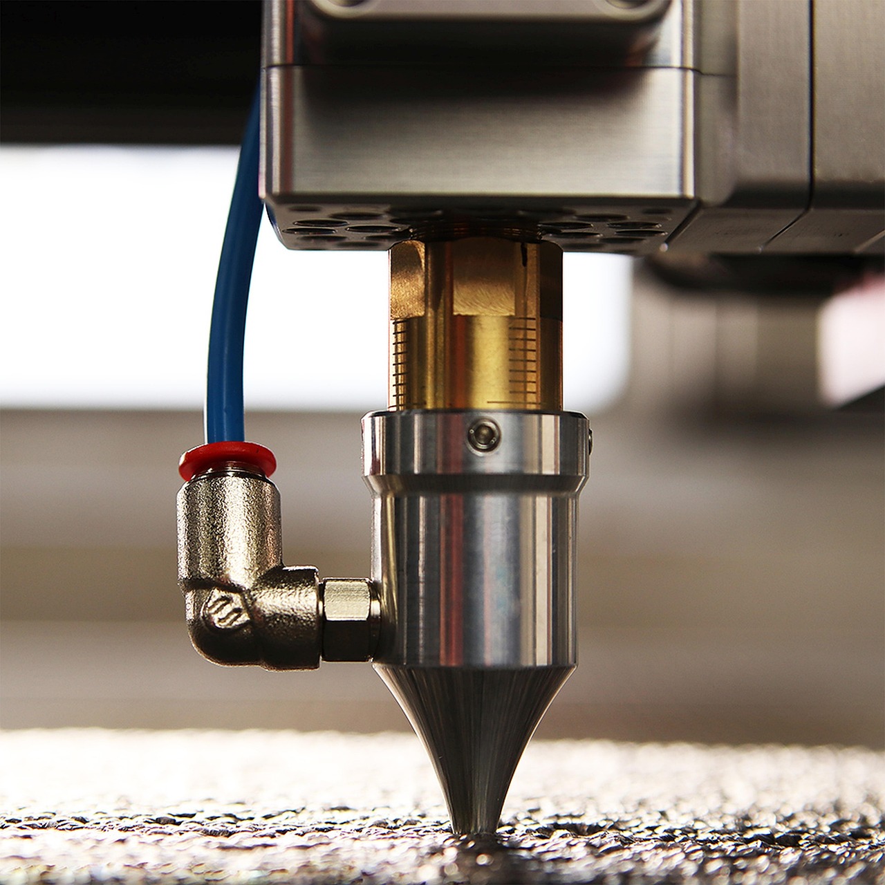 Laser cutting tip